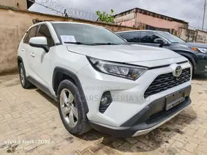 Toyota RAV4 2021 White