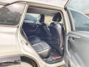 Toyota RAV4 2021 White