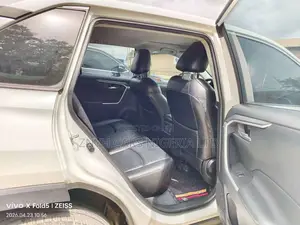 Toyota RAV4 2021 White