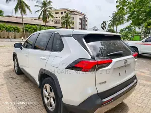 Toyota RAV4 2021 White