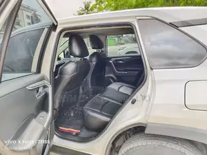 Toyota RAV4 2021 White