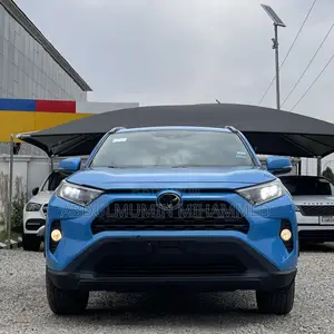Toyota RAV4 XLE 2021 Blue