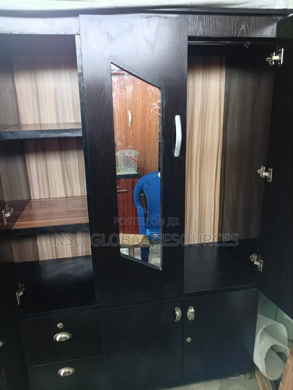 Black Colour 4by6 Wardrobe