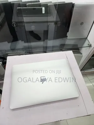 Laptop Apple MacBook Pro 2022 M2 8GB Apple M2 SSD 256GB