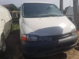 Toyota HiAce 2004 White