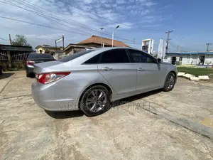 Hyundai Sonata GLS Sedan FWD (2.4L 4cyl 6M) 2011 Silver