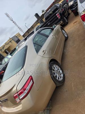 Toyota Camry XLE 4dr Sedan (2.5L 4cyl 6A) 2011 Gold