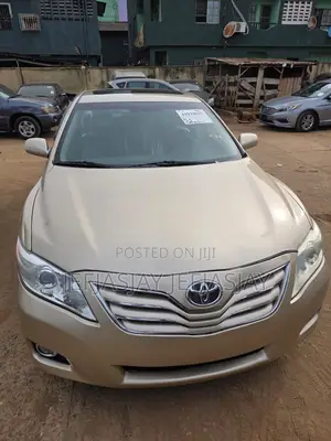 Toyota Camry XLE 4dr Sedan (2.5L 4cyl 6A) 2011 Gold