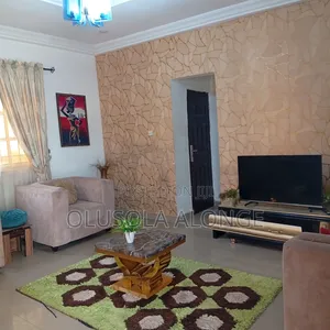 3 Bedrooms Shared Apartment