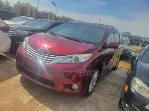 Toyota Sienna XLE 8 Passenger (3.5L 6cyl 8A) 2017 Red