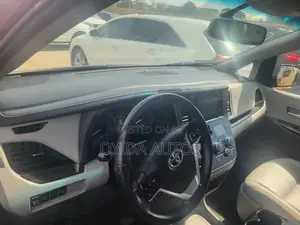 Toyota Sienna XLE 8 Passenger (3.5L 6cyl 8A) 2017 Red