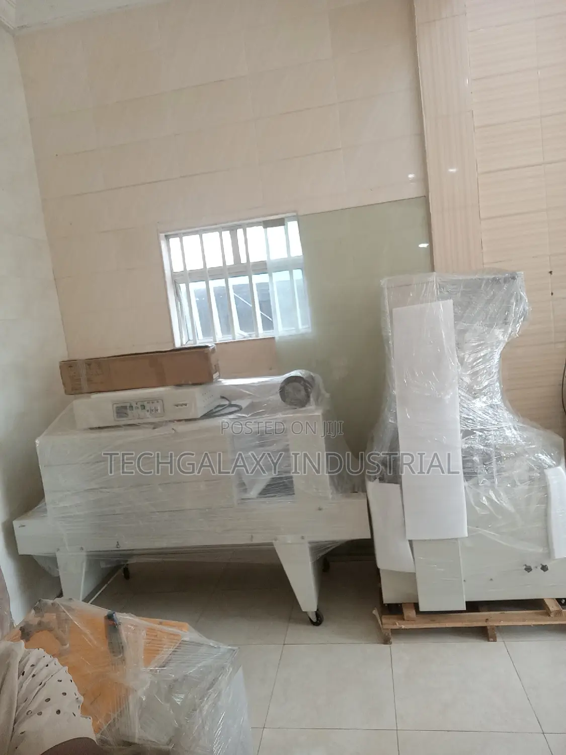 Semi Automatic Shrink Wrapping Machine