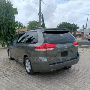 Toyota Sienna LE 7 Passenger 2011 Green