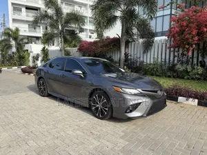 Toyota Camry SE FWD (2.5L 4cyl 8AM) 2018 Gray