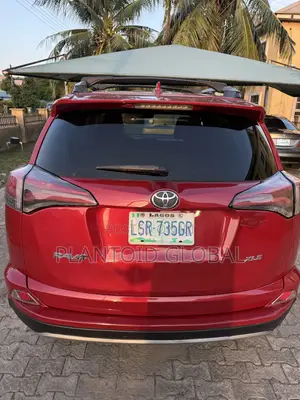 Toyota RAV4 XLE 4dr SUV (2.5L 4cyl 6A) 2018 Red