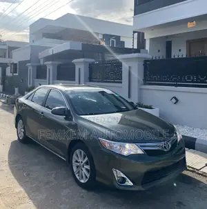 Toyota Camry XLE 4dr Sedan (3.5L 6cyl 6A) 2014 Gray