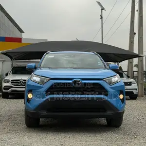 Toyota RAV4 XLE 2021 Blue