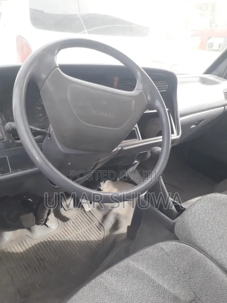 Toyota HiAce 2000 Black