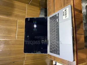 Laptop Apple MacBook Pro 2022 M2 8GB Apple M2 SSD 250GB