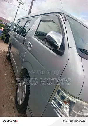 Toyota HiAce 2015 Silver