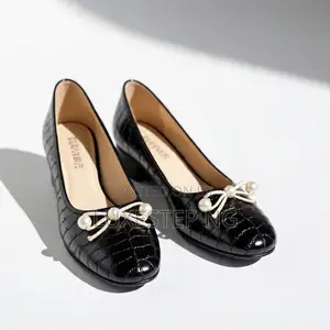 Thrift Black Ostrich-Embossed Pearl Bow Ballet Flats – Size 36/37