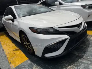 Toyota Camry SE 2021 White