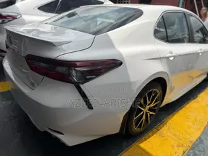 Toyota Camry SE 2021 White