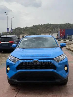 Toyota RAV4 XLE 2021 Blue
