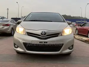 Toyota Yaris SE Hatchback 5dr 2014 Gray