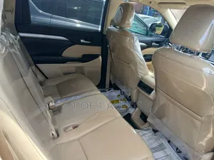 Toyota Highlander XLE 2019 Red