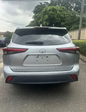 Toyota Highlander LE 2021 Silver