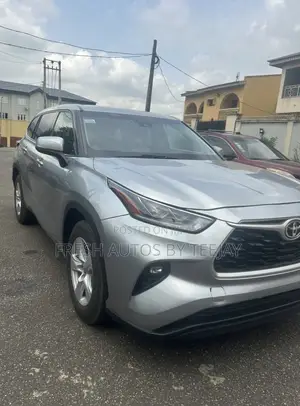 Toyota Highlander LE 2021 Silver
