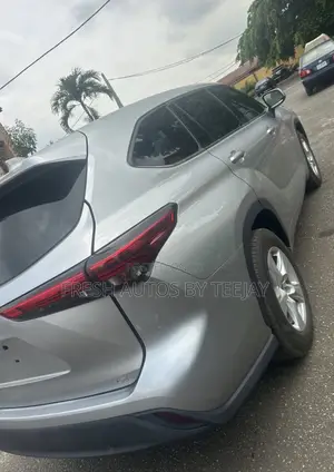 Toyota Highlander LE 2021 Silver