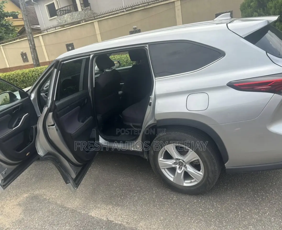 Toyota Highlander LE 2021 Silver