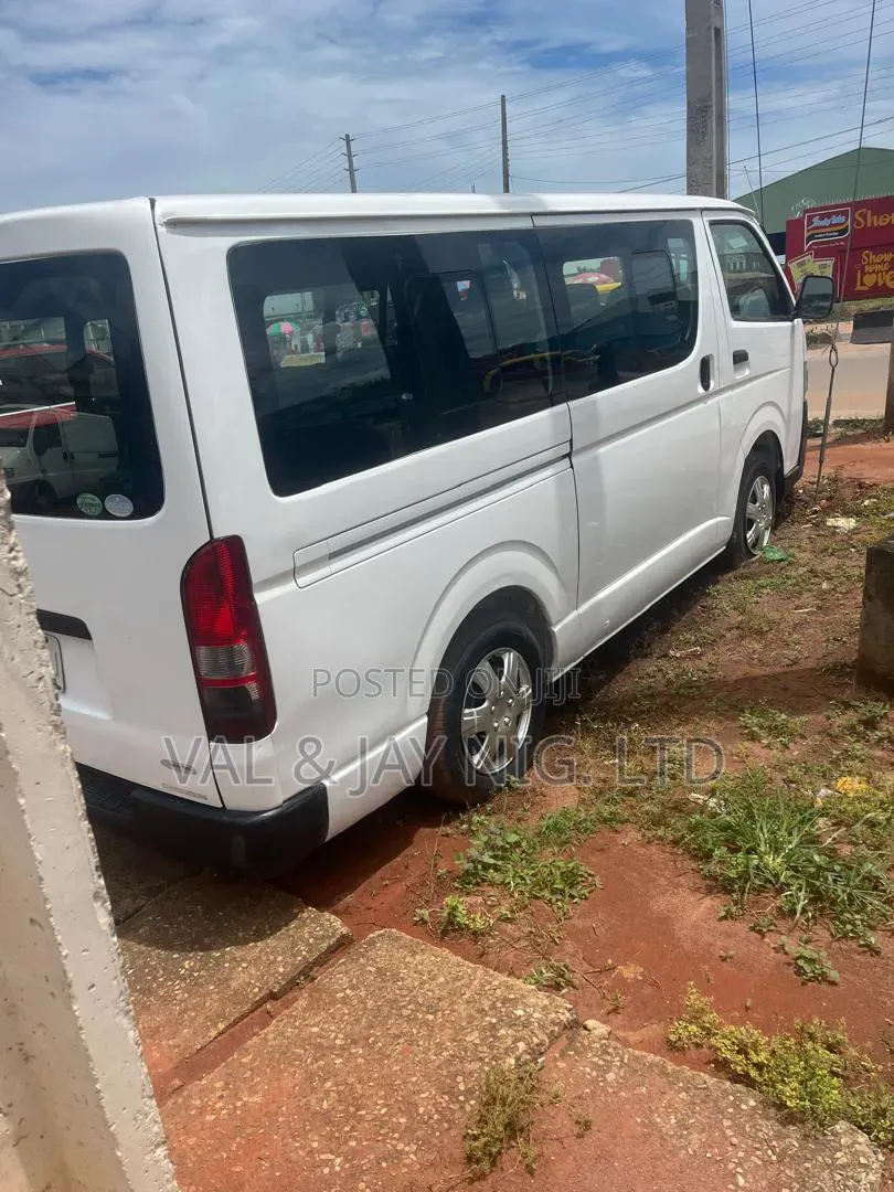 Toyota HiAce 2011 White