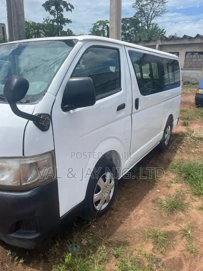 Toyota HiAce 2011 White
