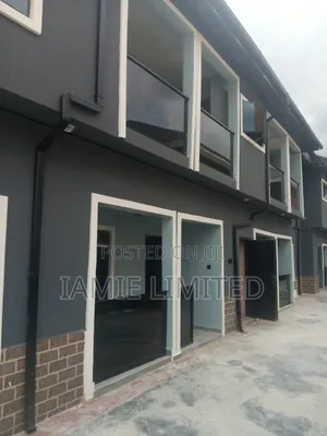 2bdrm Apartment in Pti Road Mashoje, Warri for rent