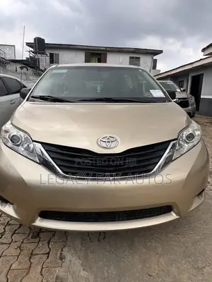 Toyota Sienna LE 8 Passenger 2011 Gold