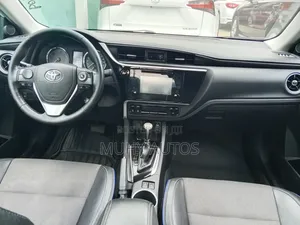 Toyota Corolla XLE (1.8L 4cyl 2A) 2018 White