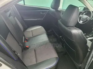 Toyota Corolla XLE (1.8L 4cyl 2A) 2018 White