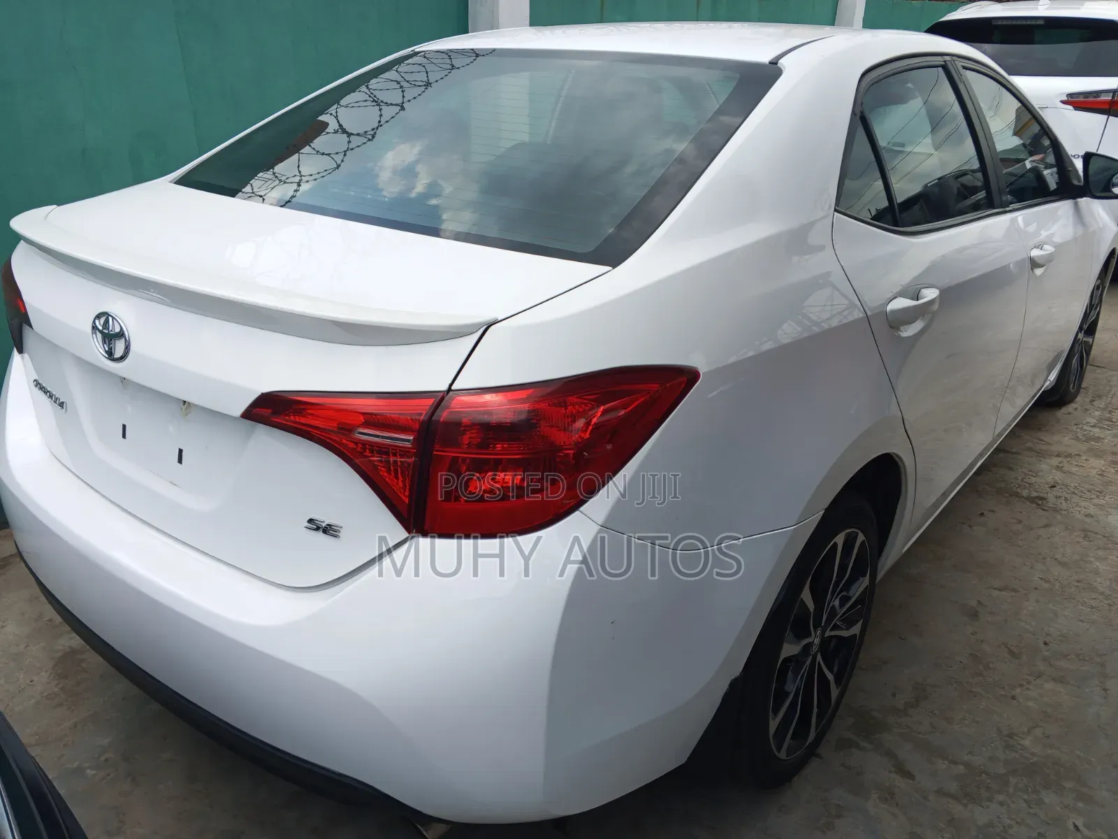 Toyota Corolla XLE (1.8L 4cyl 2A) 2018 White