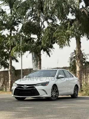 Toyota Camry SE w/Special Edition Pkg (2.5L 4cyl 6A) 2016 White