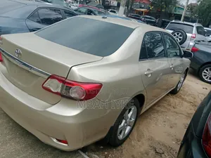 Toyota Corolla LE 4dr Sedan (1.8L 4cyl 4A) 2013 Gold