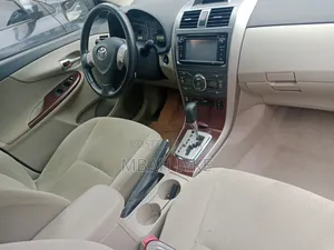Toyota Corolla LE 4dr Sedan (1.8L 4cyl 4A) 2013 Gold