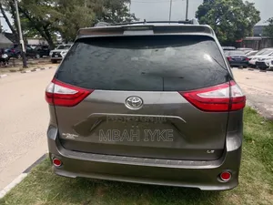 Toyota Sienna LE AWD (3.5L 6cyl 8A) 2018 Gray