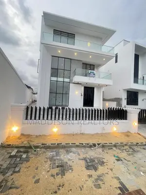 5bdrm Penthouse in Megamound Estate, Ikota for sale