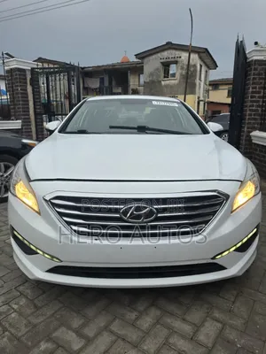 Hyundai Sonata Base Sedan FWD (2.4L 4cyl 6A) 2017 White