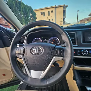 Toyota Highlander Limited V6 4x4 (3.5L 6cyl 6A) 2016 Gold