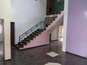 5bdrm Duplex in Sharp Corner, for rent