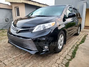 Toyota Sienna LE 7 Passenger Mobility (3.5L 6cyl 8A) 2017 Black